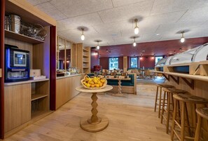 Café da manhã com buffet todos os dias (EUR 15 por pessoa) 
