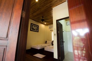 Deluxe Twin with balcony river view  | Free WiFi - Villa Somphong (Luang Prabang)