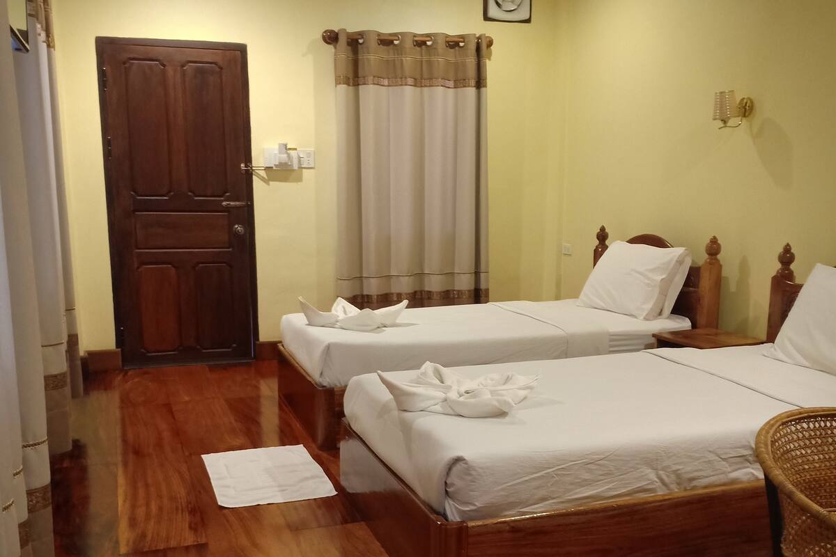 Deluxe Twin beds downstairs | Wi-fi percuma 