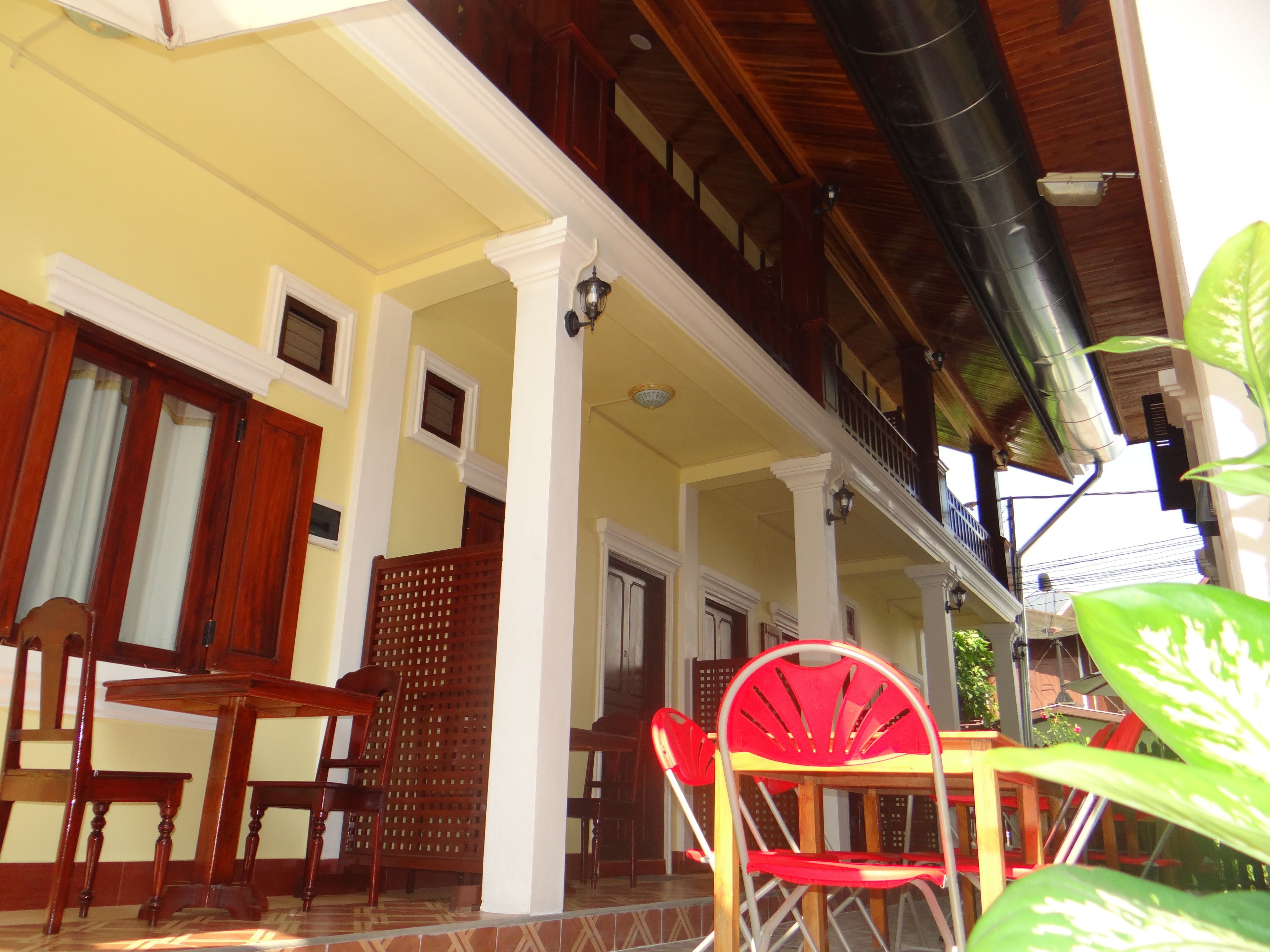 Deluxe Twin beds downstairs | Living area | LCD TV