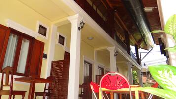 Deluxe Twin beds downstairs | Living area | LCD TV