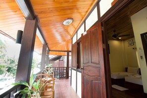 Deluxe Twin with balcony river view  | Free WiFi - Villa Somphong (Luang Prabang)