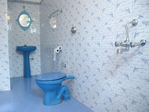 Dusche, kostenlose Toilettenartikel, Handtücher