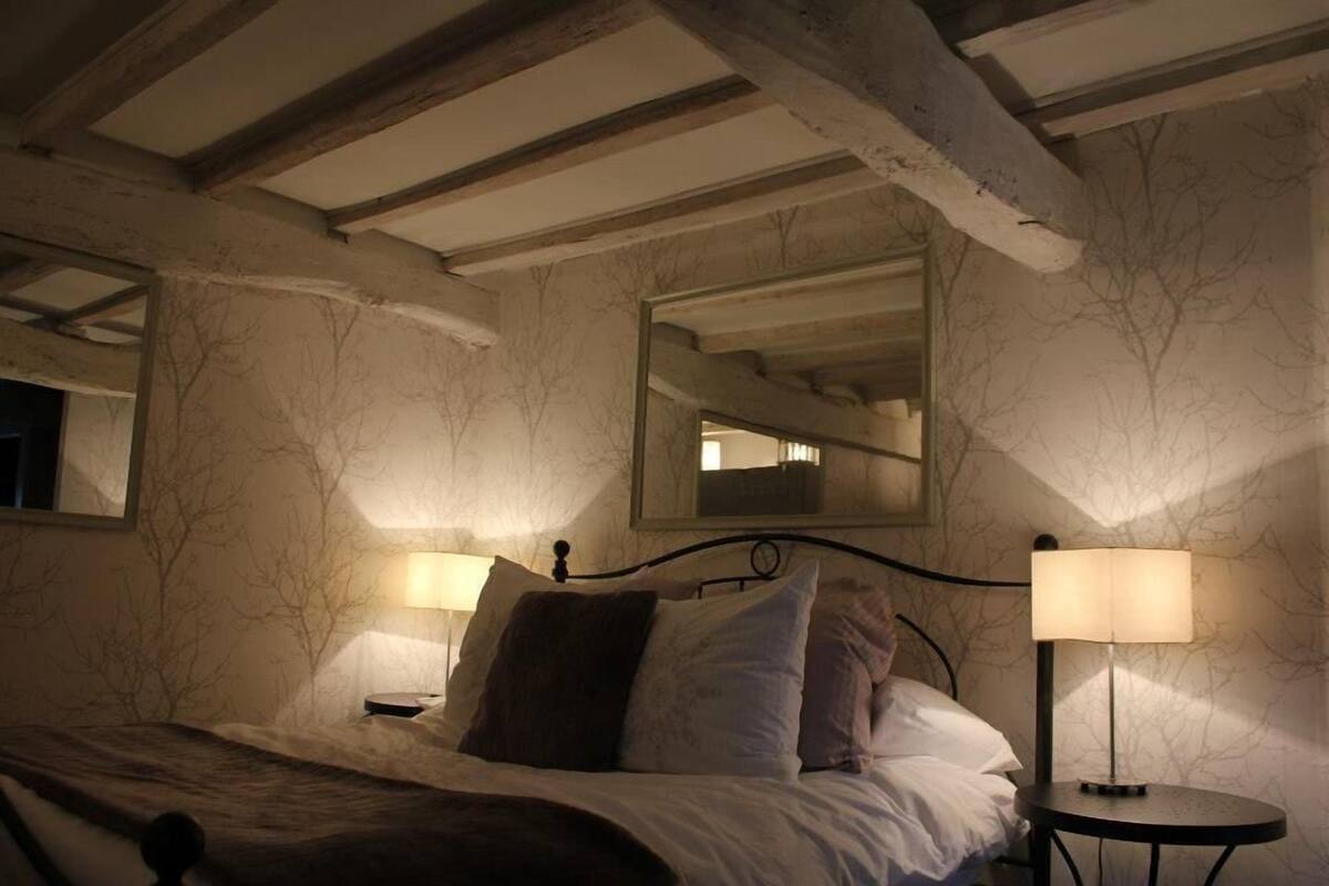 Double Room (Olive)