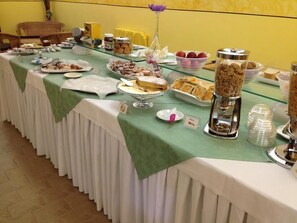 Free daily buffet breakfast  - Hotel Villa Rosa (Porto Azzurro)