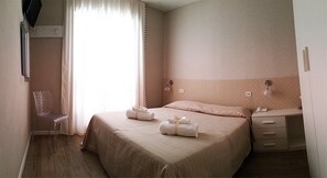 Double Room | Bar mini, meja, katil bayi/kot (surcaj), katil lipat simpan/tambahan 