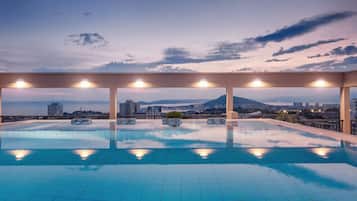 Utomhuspool, parasoller och solstolar