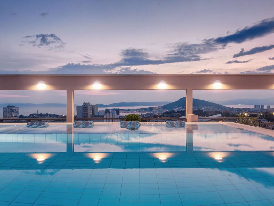 Piscine extérieure, parasols, chaises longues
