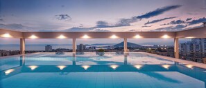 Outdoor pool, pool umbrellas, pool loungers - Dioklecijan Hotel & Residence (Split)
