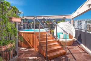 Minibaari, tallelokero huoneessa, työpöytä, pimennysverhot