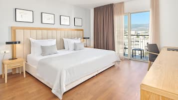 Minibar, coffres-forts dans les chambres, bureau, rideaux occultants