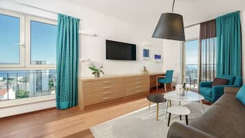 Suite – executive, balkong, sjøutsikt | Oppholdsområde | LCD-TV, iPod-dokkingstasjon og bøker