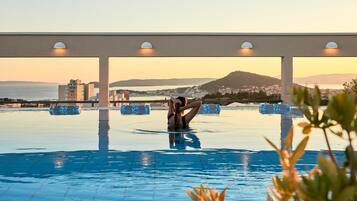 Piscina externa, guarda-sóis, espreguiçadeiras