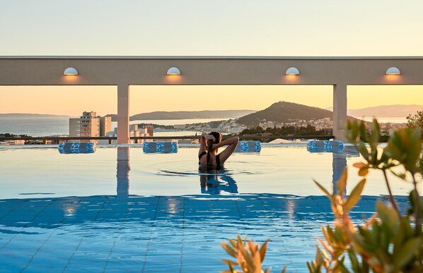 Outdoor pool, pool umbrellas, pool loungers - Dioklecijan Hotel & Residence (Split)
