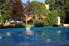 Hồ bơi ngoài trời