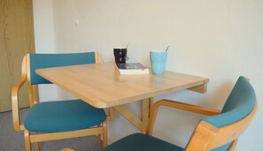 Phòng đơn trung tâm thành phố, 1 giường cỡ queen, phòng tắm dùng chung | Trang trí khác biệt, bàn, bàn ủi/dụng cụ ủi quần áo 