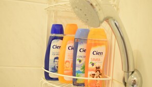 City Single Room, 1 Queen Bed, Shared Bathroom | Bathroom | Rainfall showerhead, free toiletries, hair dryer, towels