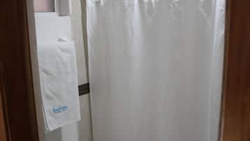 Buồng tắm vòi sen, đồ dùng nhà tắm miễn phí, khăn tắm, xà phòng