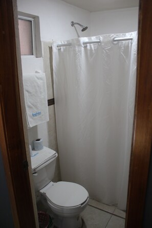 Shower, perlengkapan mandi gratis, handuk, dan sabun