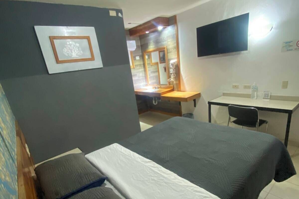Double Room | Peralatan tempat tidur premium, busa memori, meja 