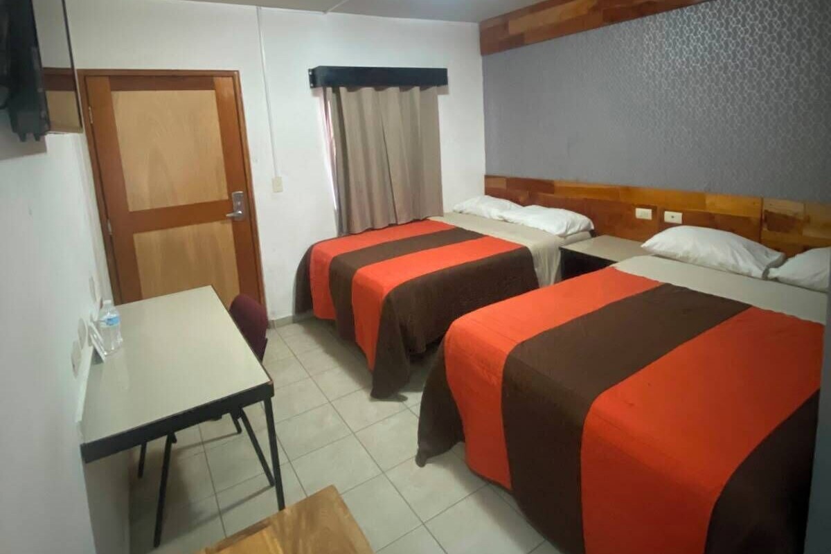 Comfort Room | Peralatan tempat tidur premium, busa memori, meja 