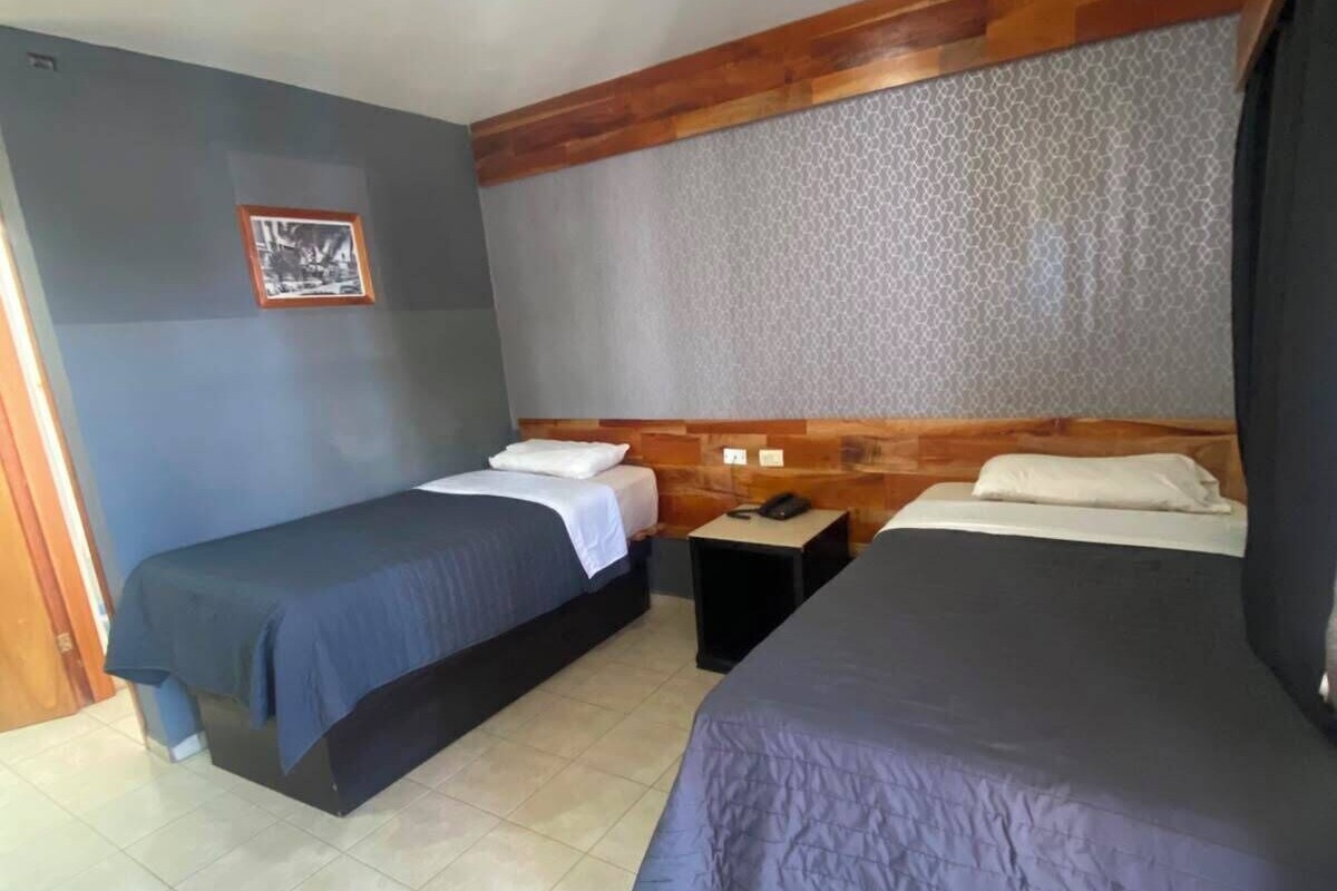 Twin Room | Peralatan tempat tidur premium, busa memori, meja 
