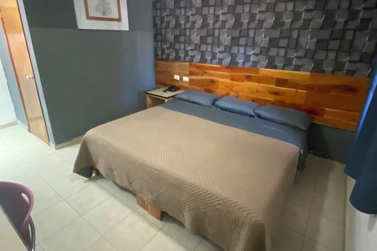Deluxe Room | Peralatan tempat tidur premium, busa memori, meja 