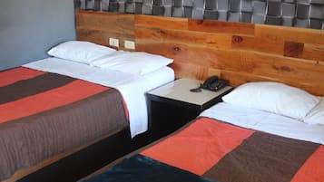 Habitación Confort | Escritorio y espacio para trabajar con un portátil