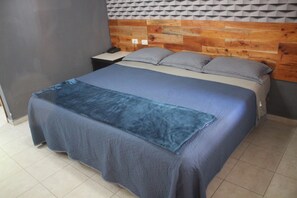 Rom – deluxe | Skrivebord, skrivebord for bærbar PC og strykejern/-brett