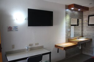 办公桌、笔记本电脑工作区、熨斗/熨板、免费 WiFi