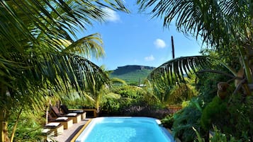 Piscine extérieure, cabanons gratuits, chaises longues