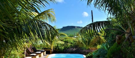 Piscine extérieure, cabanons gratuits, chaises longues