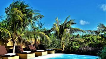 Piscine extérieure, cabanons gratuits, chaises longues