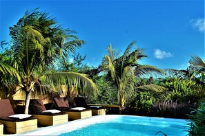 Una piscina al aire libre, cabañas de piscina gratuitas, tumbonas