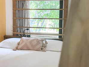 One-bedroom Garden Bungalow | Coffre-fort, décor unique, ameublement unique, fer et planche à repasser