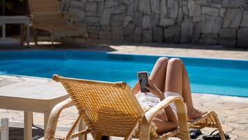 Piscina externa, guarda-sóis, espreguiçadeiras