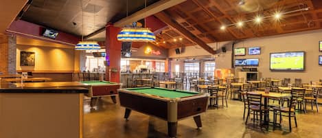 3 quầy bar/khu lounge, bar thể thao