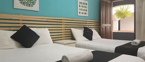 Habitación estándar, 2 camas dobles | Caja fuerte, escritorio, tabla de planchar con plancha y wifi gratis