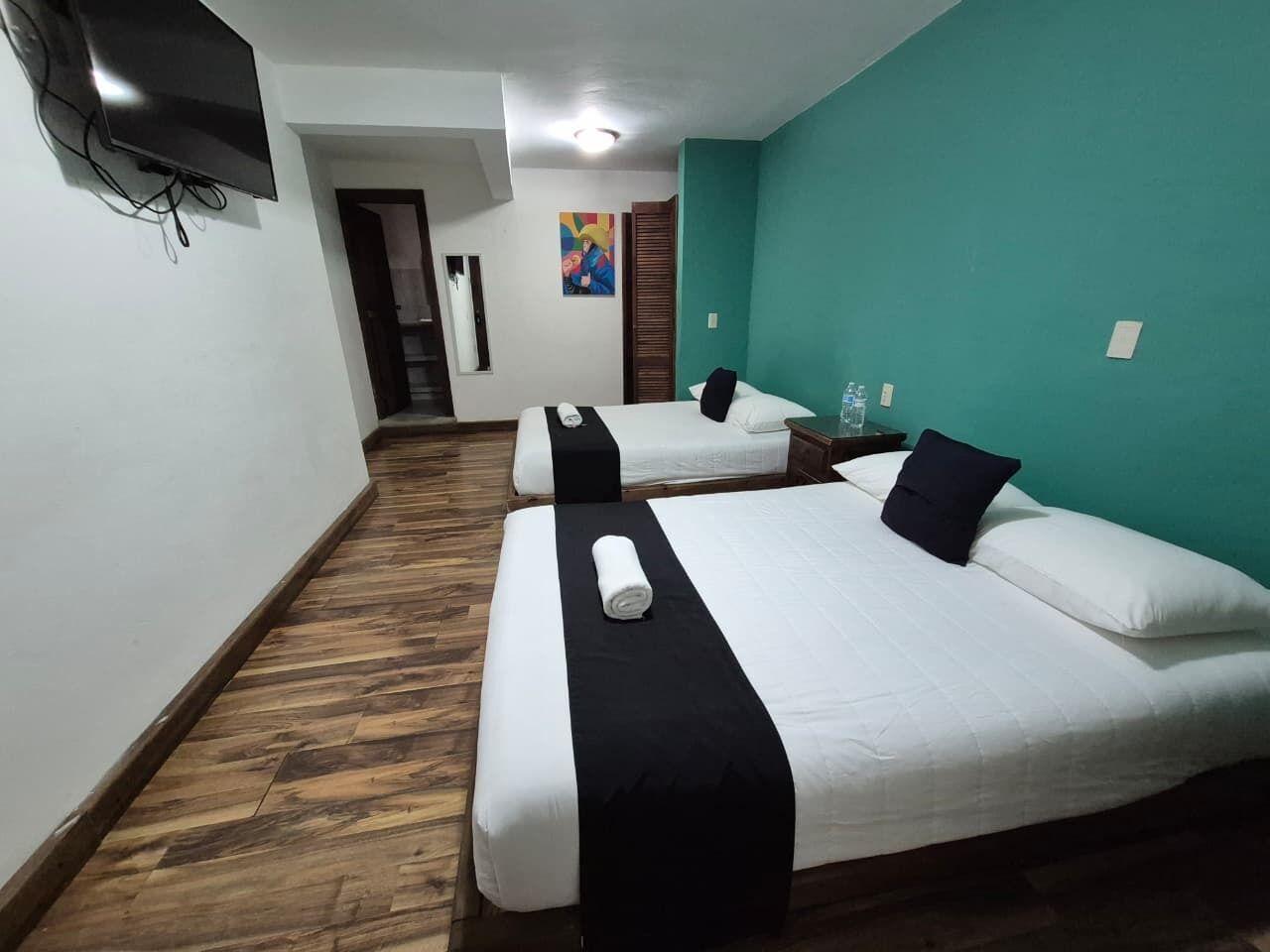Quarto standard, 2 camas de casal | Cofres nos quartos, escrivaninha, ferros/tábuas de passar roupa