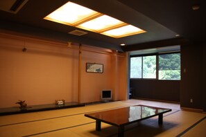 Japanese Traditional Room, 30 minutes from Izumisano by bus, can't serve dinner after 7 PM check in | 房內夾萬、熨斗/熨衫板、免費 Wi-Fi