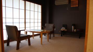 Japanese Traditional Room, 30 minutes from Izumisano by bus, can't serve dinner after 7 PM check in | Caja de seguridad en la habitación y tabla de planchar con plancha