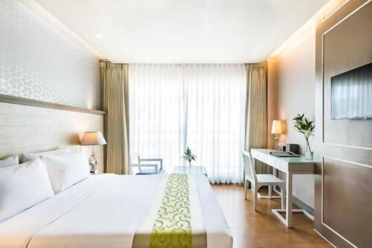 Peralatan tempat tidur premium, bar mini, peti besi dalam bilik, meja 