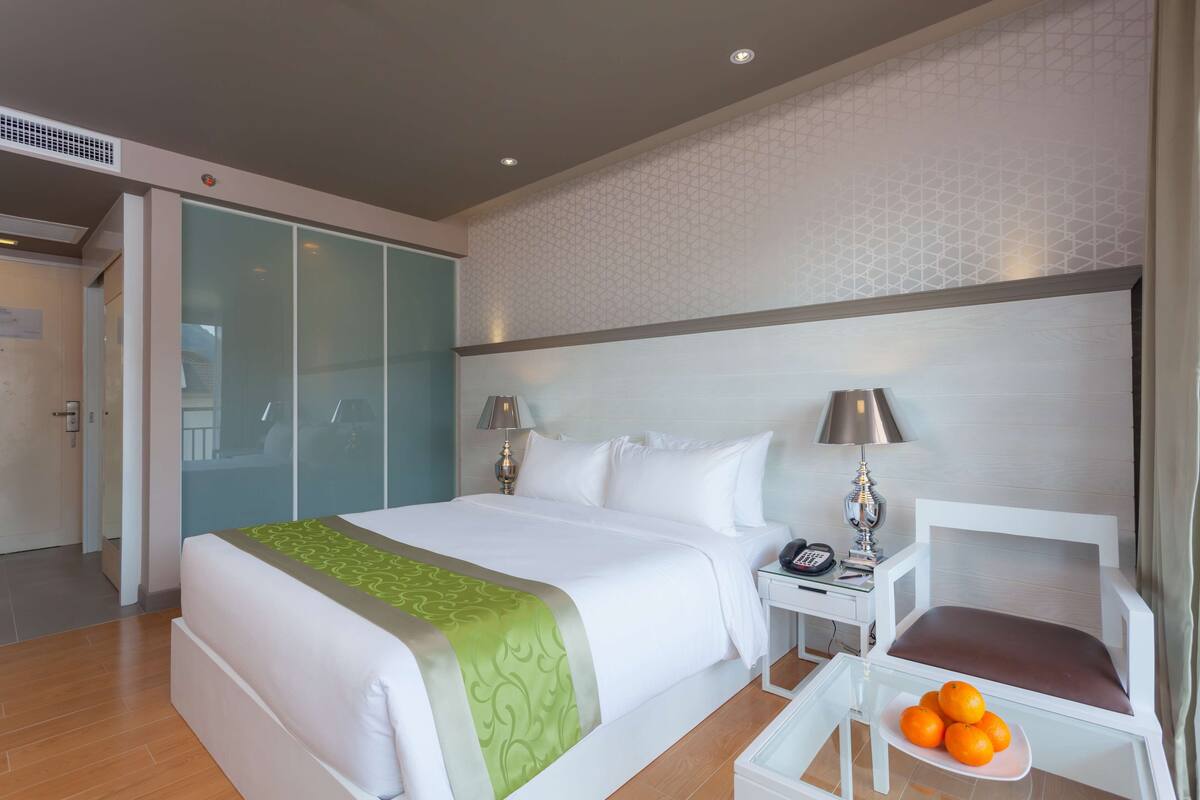 Superior Room, 1 Katil Ratu (Queen), Balcony, City View | Peralatan tempat tidur premium, bar mini, peti besi dalam bilik, meja 