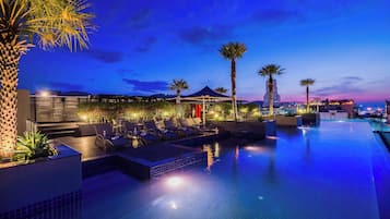 Außenpool, Sonnenschirme, Liegestühle