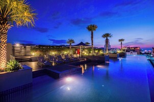 Udendørs pool, parasoller, liggestole