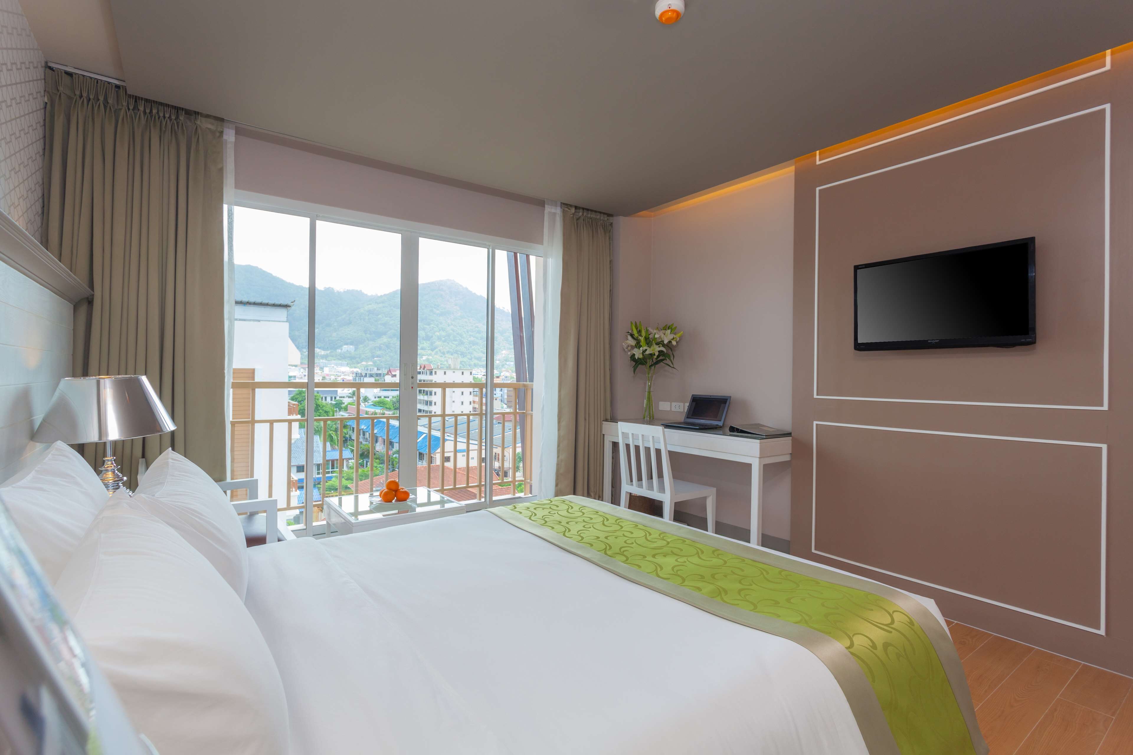 Superior Room, 1 Queen Bed, Balcony, City View | Premium bedding, minibar, in-room safe, desk