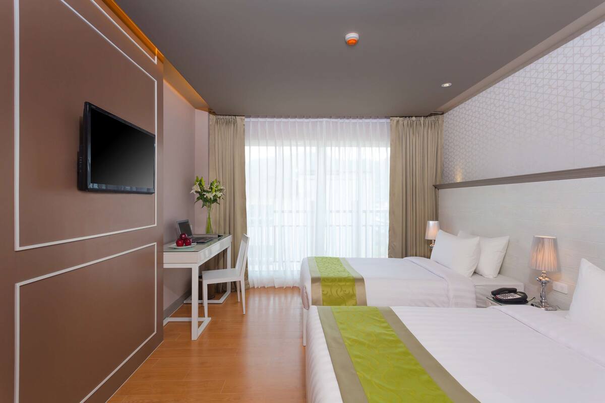 Superior Room, 2 Katil Bujang (Single), Balcony, City View | Peralatan tempat tidur premium, bar mini, peti besi dalam bilik, meja 