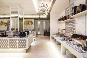 Se sirven desayunos, almuerzos y cenas; cocina tailandesa