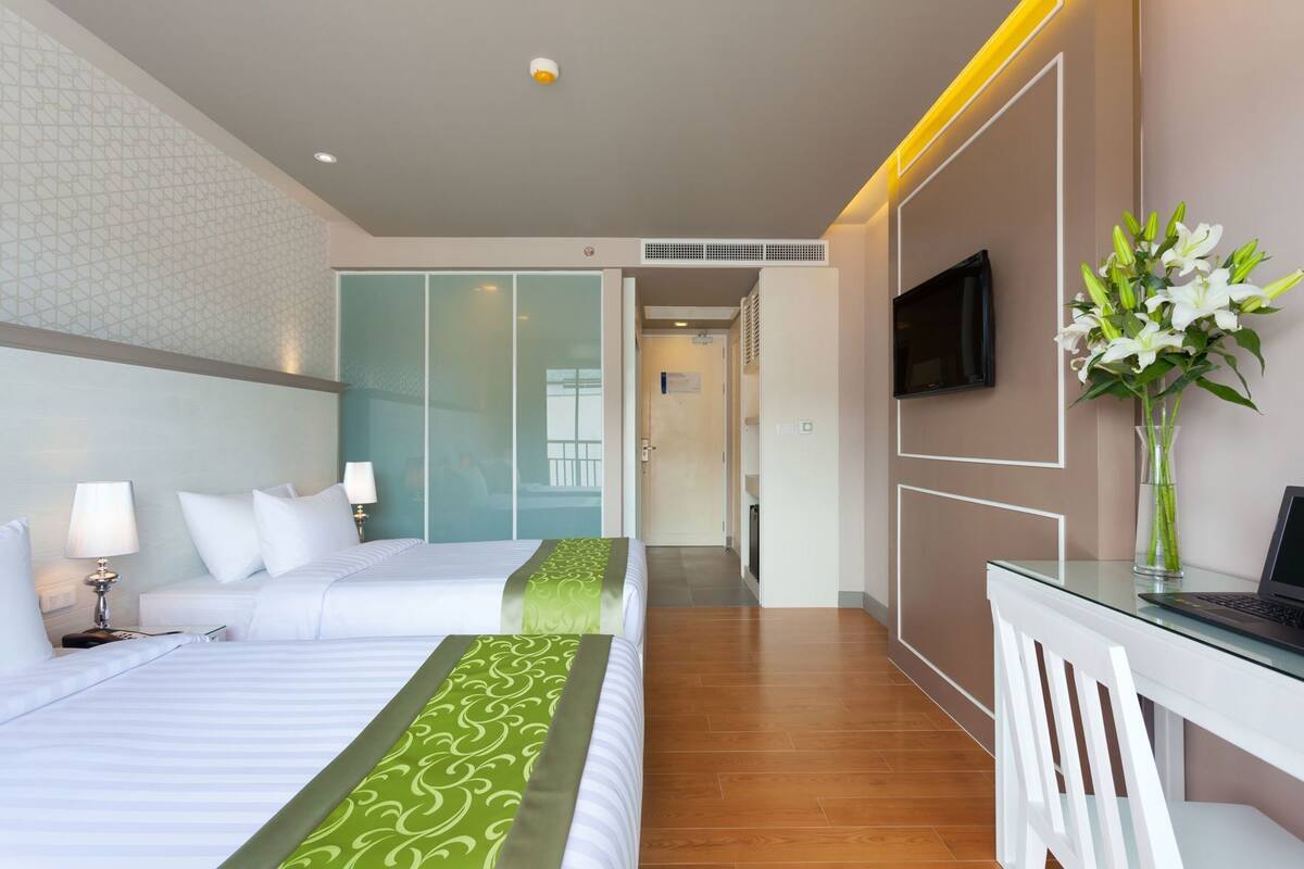Peralatan tempat tidur premium, bar mini, peti besi dalam bilik, meja 