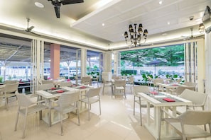 Petit déjeuner, déjeuner et dîner servis sur place, plats Cuisine thaï
